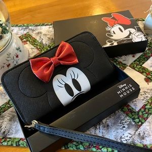 NWT Disney Minnie Mouse wallet detachable strap for wrist, still attached to box